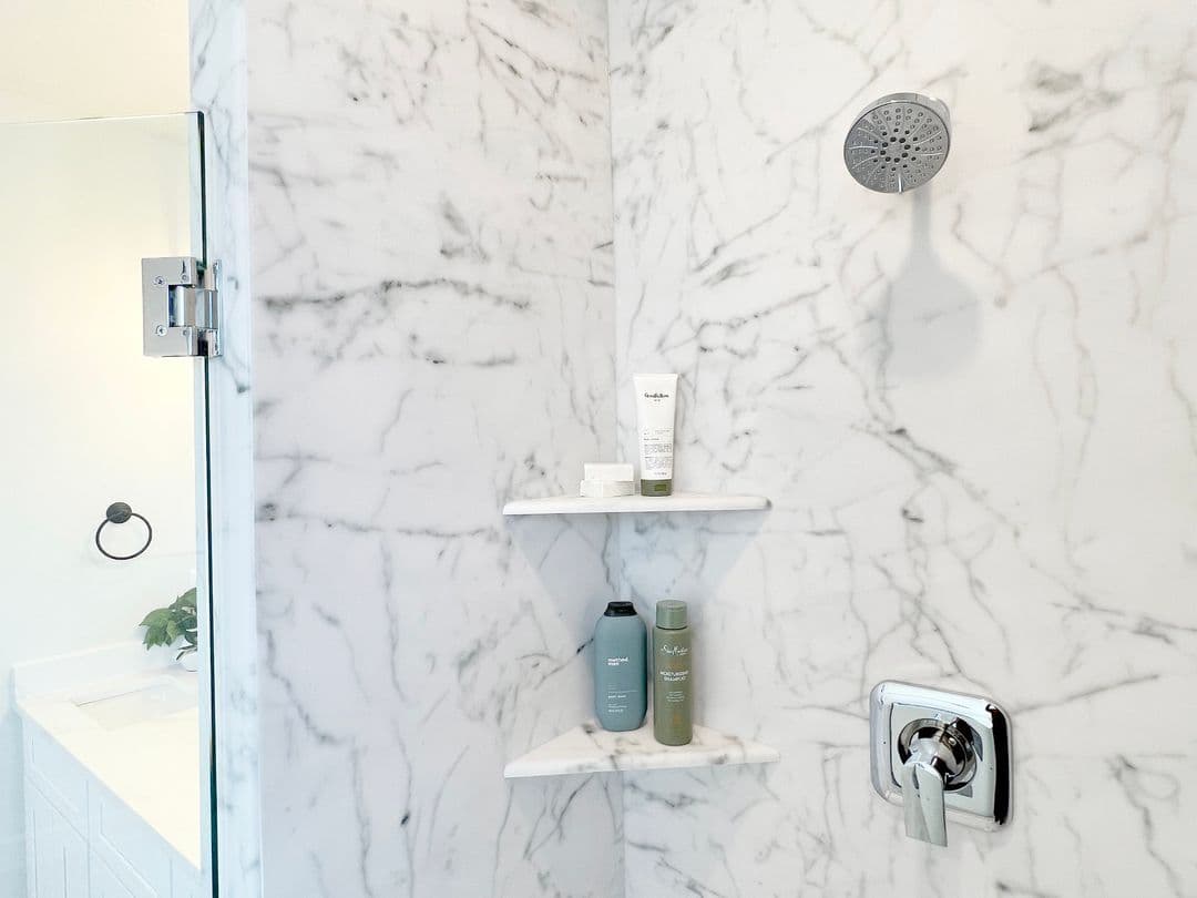 65ca5bbb0b995893ee925537_Bianco+Carrara_Full+Bathroom_H_3-p-1080.jpg